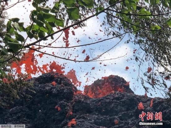 美国夏威夷火山出现新裂缝 当地居民紧急疏散