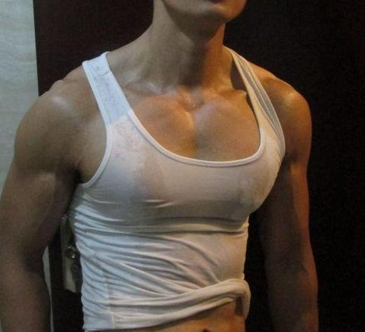 每天做200个俯卧撑, 能练出胸肌吗? 教练的回