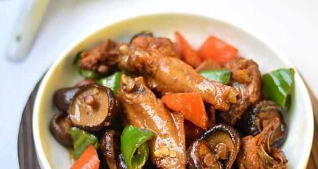 好吃的胡萝卜香菇炖鸡,做起来特别简单,配米饭