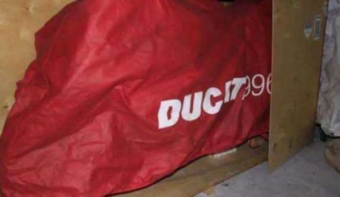 快递存放10年无人签收归保管员所有,拆开后里