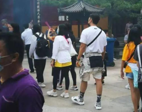 想生二胎？41岁高圆圆现身求子圣地，未修图曝光真实颜值