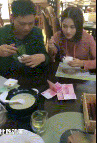 搞笑GIF:妈妈已经知道你藏钱的地方了,你下次换个地方吧! 搞笑GIF:妈妈已经知道你藏钱的地方了,你下次换个地方吧!