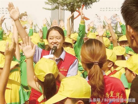 小手拉大手 争做爱路护路小卫士