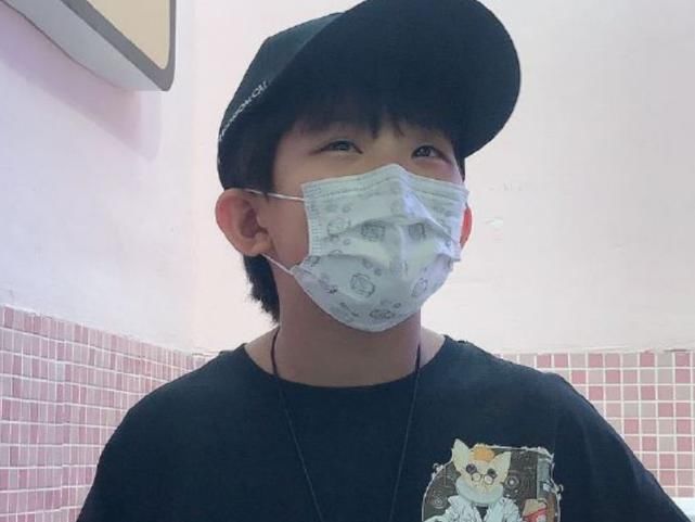 被张杰温柔相待的小男孩长大了，五官精致立体，帅成日系男神范儿！