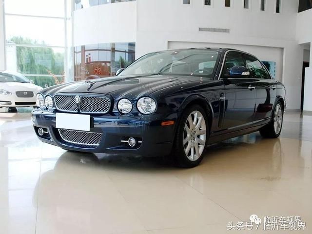 她无证驾驶70多年走在路上交警给她让道,开的