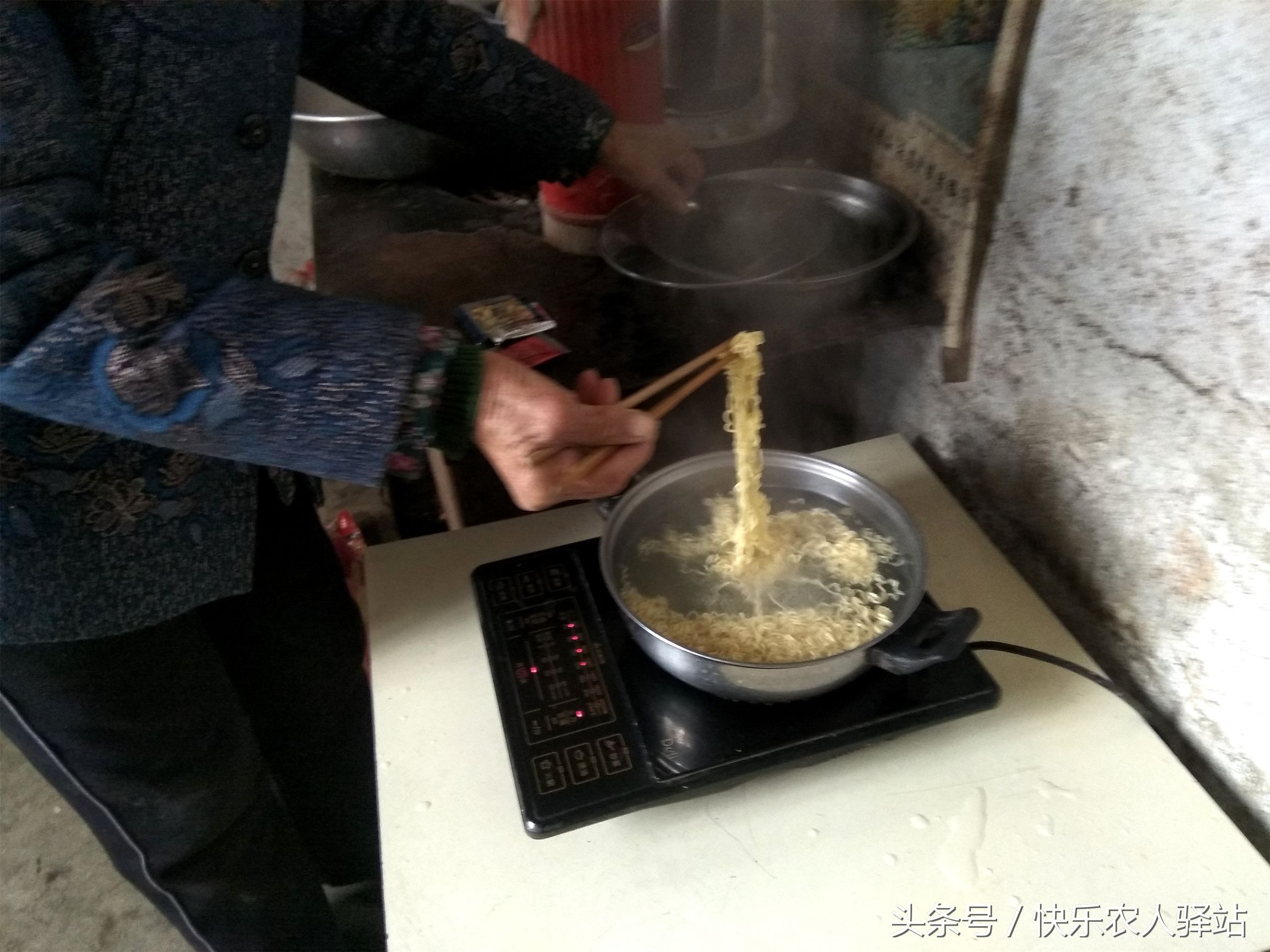 带女友回农村老家，94岁的婆婆做了两锅饭，让人鼻酸