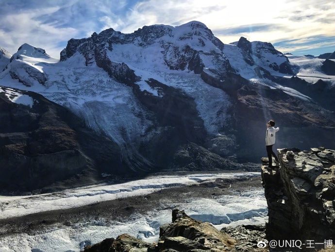 王一博天天向上瑞士行:哈哈 知道冷了 怎么不继