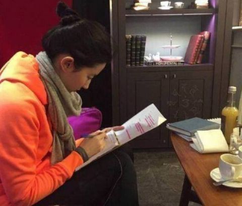 娱乐圈明星怎么背台词,刘亦菲像在做高考笔记