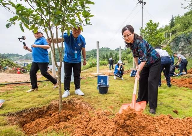 水建工人争先锋 团青建功新时代