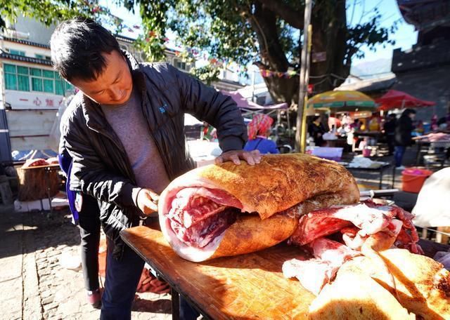 火烧猪:大理独一无二的吃生肉皮习俗，多少外人到此止步