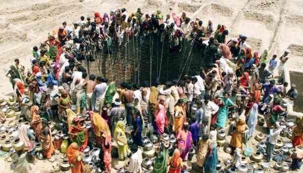 这么懒的非洲人，宁愿到远处挑水，都不愿就近打井