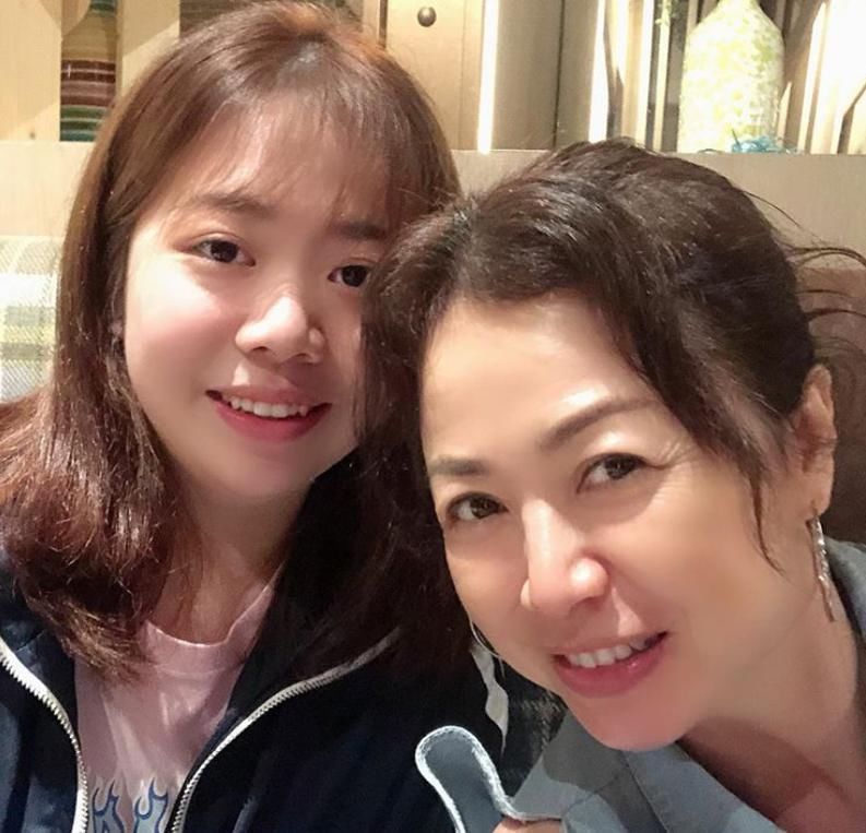 吴毅将妻子为爱女庆生，17岁女儿罕露面，清纯出众不输港姐妈妈