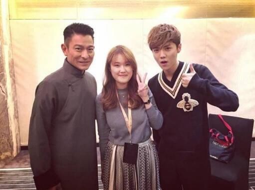 鹿晗与刘德华合影,华仔依旧帅气,小鹿简直就是