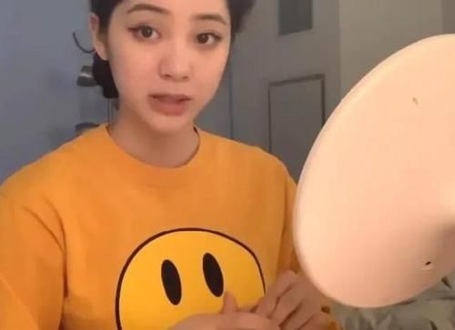 有一种眼影富婆叫欧阳娜娜，不小心拍到她的化妆台，粉丝集体热闹了！