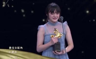 14岁文淇获得金马奖最佳女配,偶像黄渤为其颁