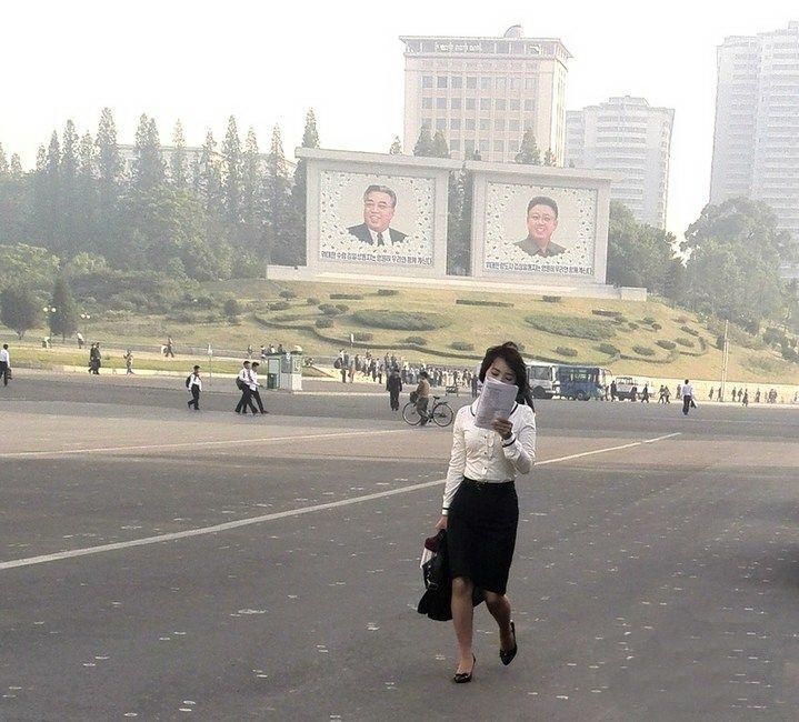 朝鲜漂亮女孩,走路低头一族,不看手机看书