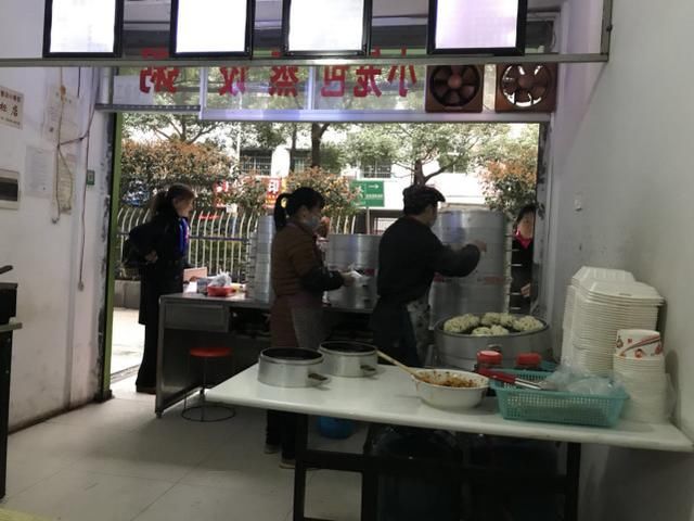 早餐一条街，这家店子生意最火爆，观察几天，发现老板娘太精了