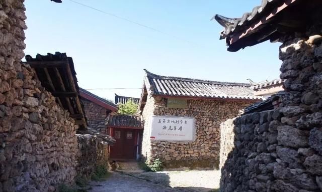 这座民宿位于玉龙雪山脚下第一村旁，是99％的游客都不知道的秘境