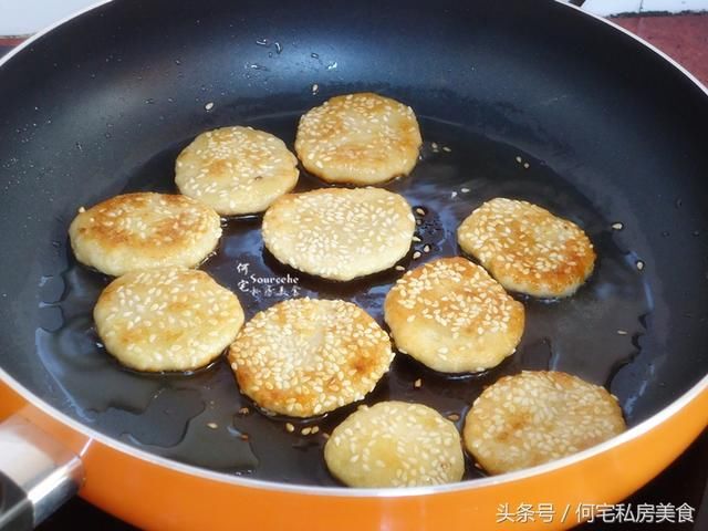 婆婆往剩余的汤圆皮里加水果？奇怪！出锅之后，大家抢着吃