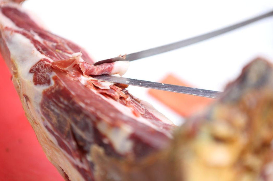 西班牙国宝级切火腿大师,凭借一把刀每小时收