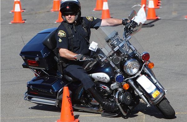 想去美国当卡车司机?请先获得美国卡车司机驾校毕业证书