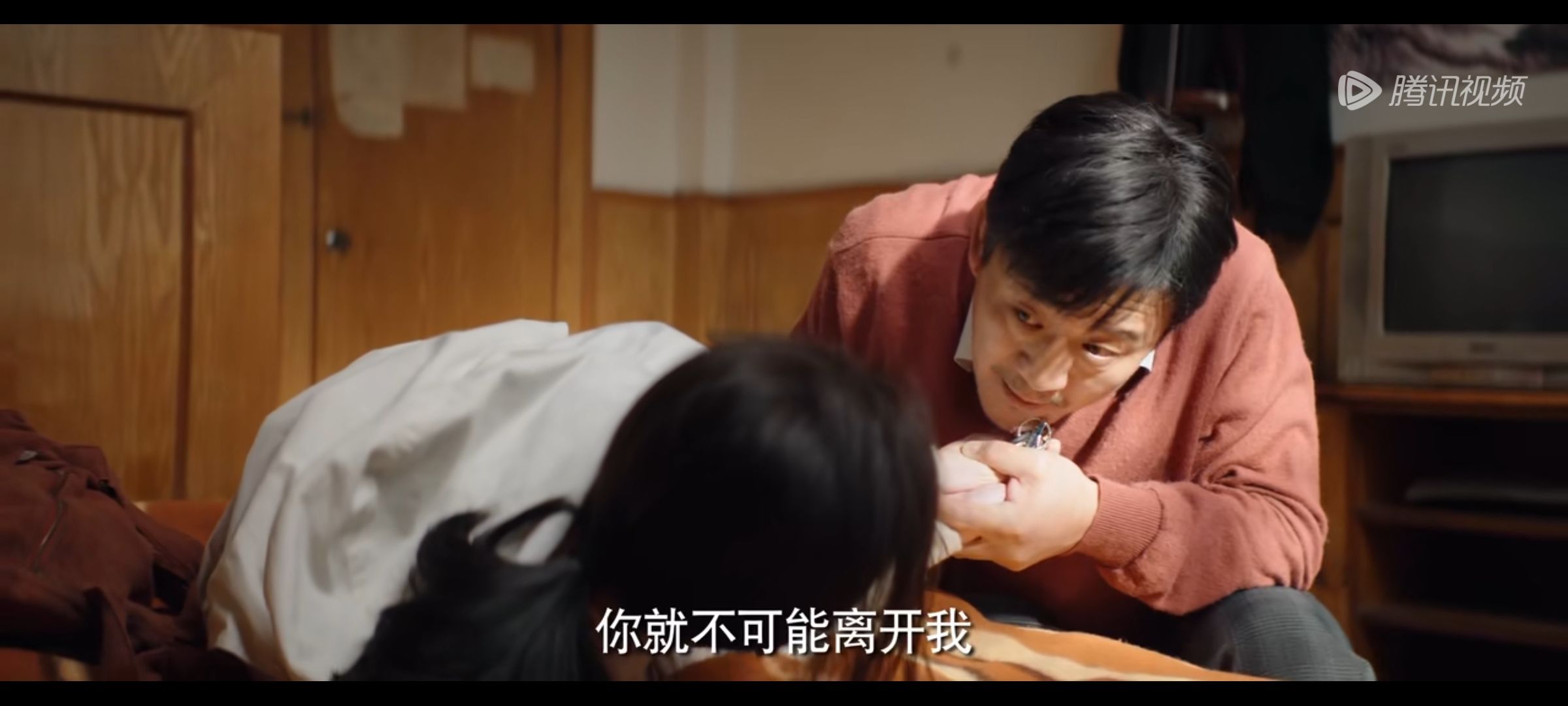 一张模糊的脸庞在人群中若隐若现引发无尽遐想