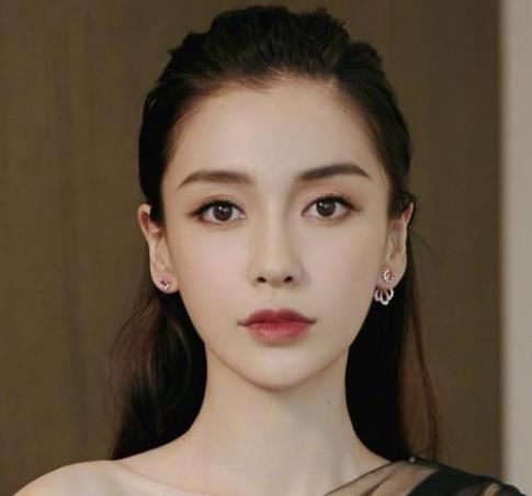 baby好卑微，与逆天太太圈合照连妆都不敢化，站角落风头也不敢抢