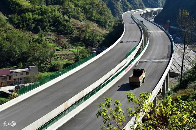 雅康高速试通车 成都入藏时间缩短近一半