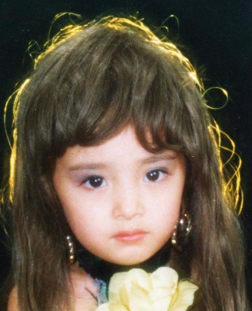 一组杨幂小时候的照片,让我们一睹女神童年时