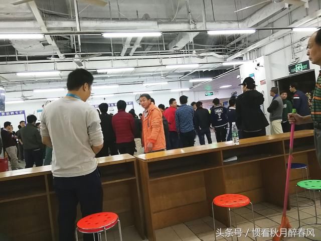 实拍 :广东某人才市场，今天是大年初六，找工作的人已经明显增多