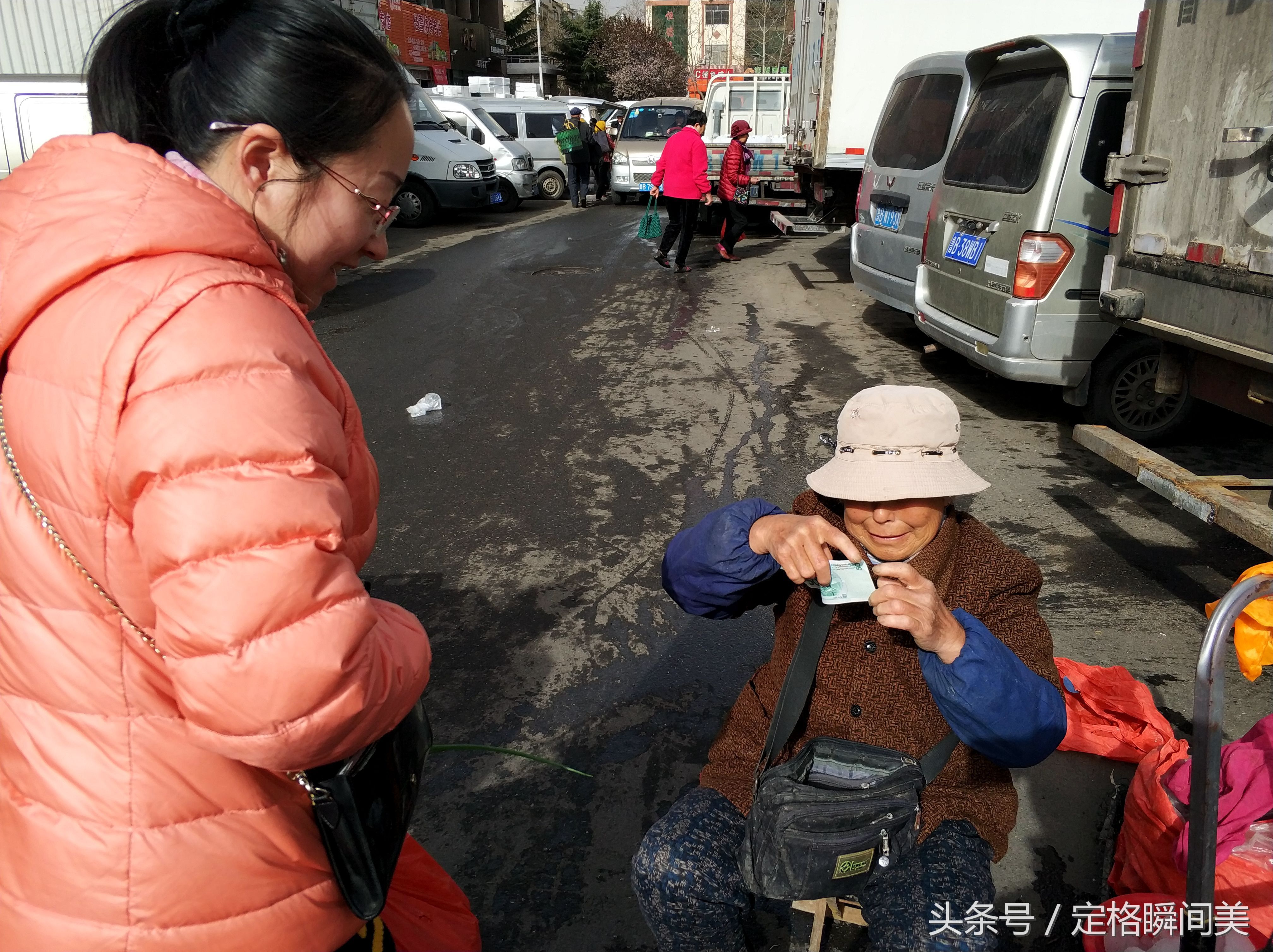 青岛早市大妈卖本地产海蛎子10元2斤鲜嫩多汁30块钱一次吃不够