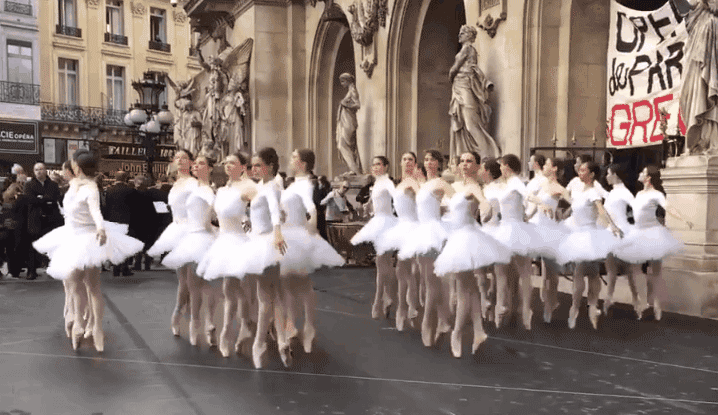 法国芭蕾舞者跳天鹅湖抗议