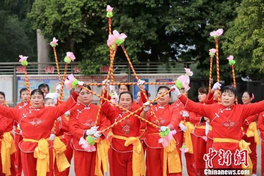 (新春见闻)广西民众街头举排灯扭腰鼓闹新春