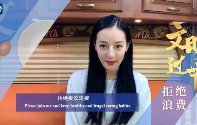迪丽热巴对颜值有多自信？不做造型就敢上央视镜头，看到发际线笑出声！