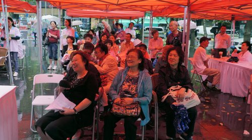 呵护夕阳生命 关爱失智老人 活动传递温暖 雨中