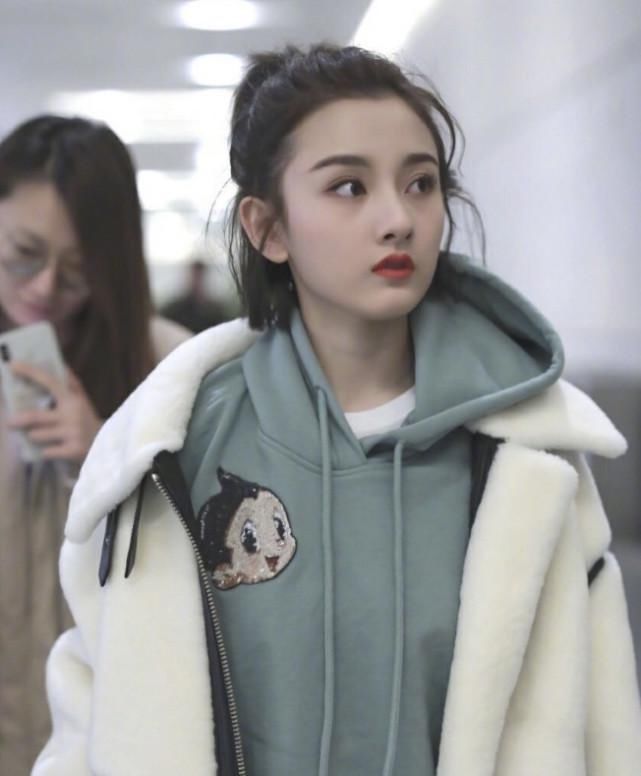 宋祖儿保温杯里泡汽水，直播喷一脸，本人晒自己表情包回应：快停止