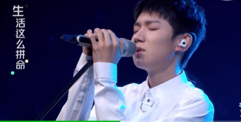 我是唱作人王源,哭着跑下舞台!现场发生什么了