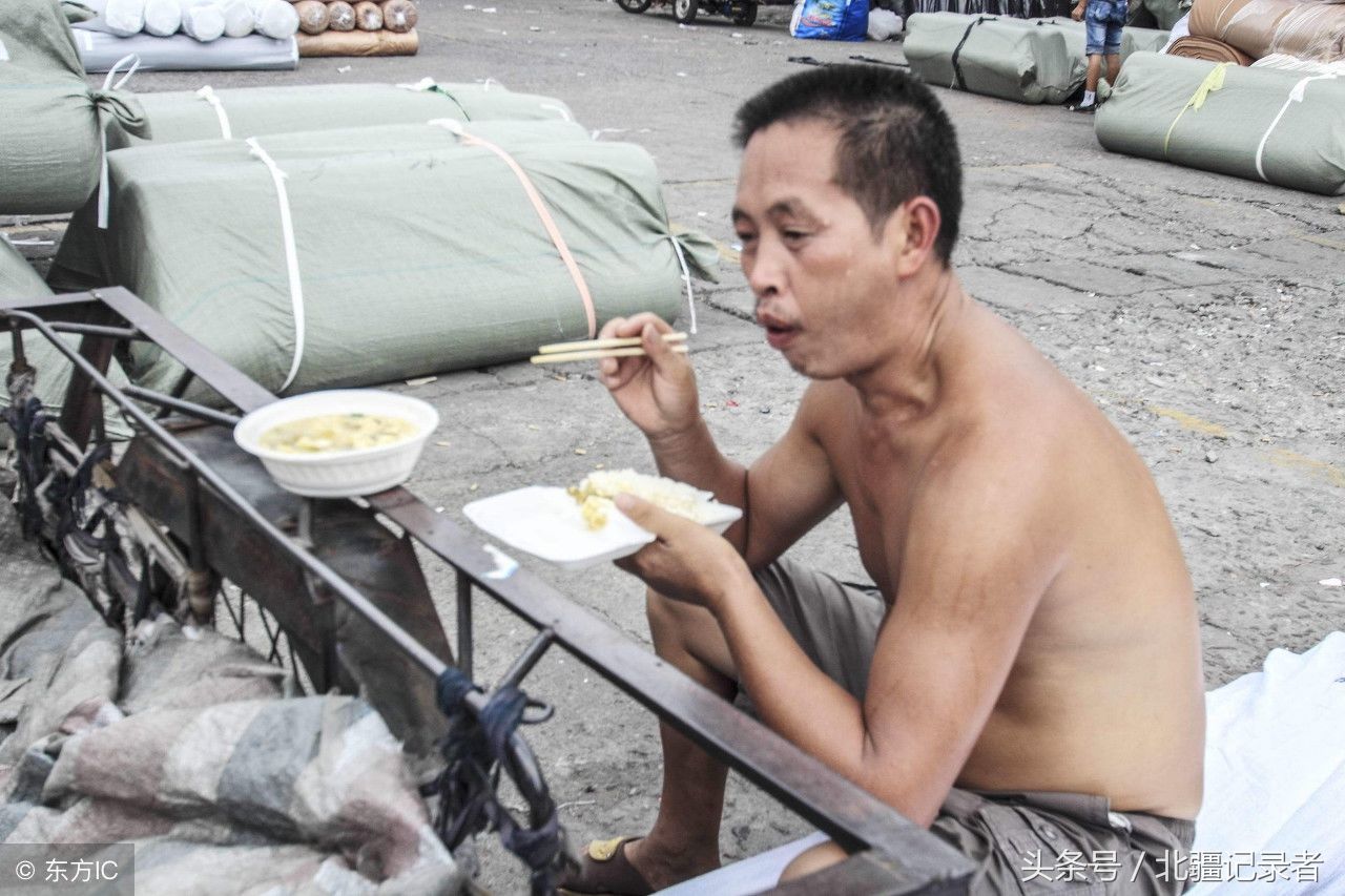 40度高温下干活的农民工，汗流不止，没有天价合同，活得很开心