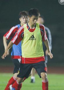 中国足球队员再次留洋,不留中超挣钱,去欧洲提