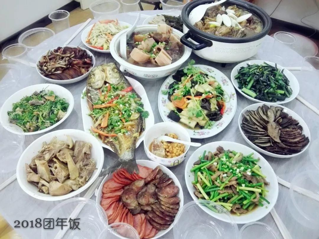 我们收集了各地盆友的年夜饭照片，这就是舌尖上的除夕！