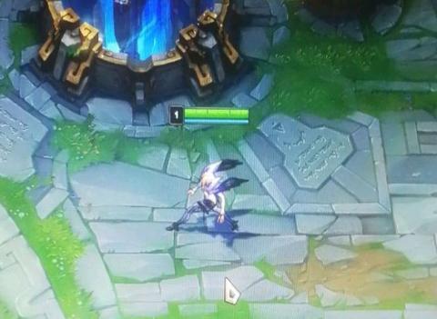 LOL老玩家入手IG冠军卡莎皮肤,进游戏后队友