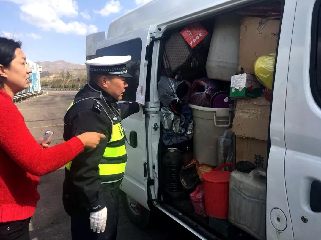 高速交警在代县北收费站内广场查处一起交通违