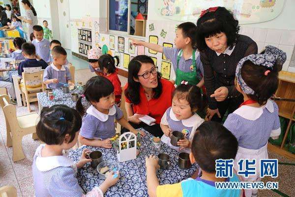 刘焱委员:提高幼儿园教师地位待遇 让他们有职