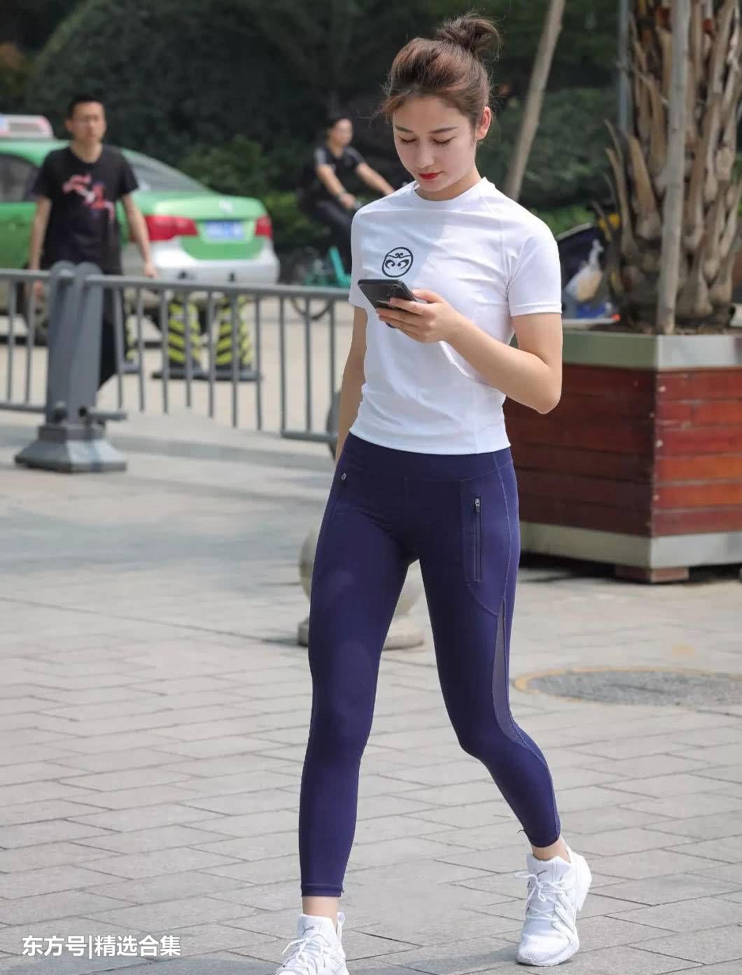 街拍:a气息迷人气息裤小紧身,满满的少女姐姐,美初中生中考宣誓词图片
