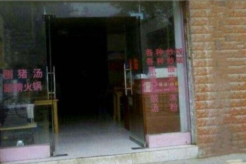 老人因节约吃隔壁桌的剩饭, 结账时老板的做法