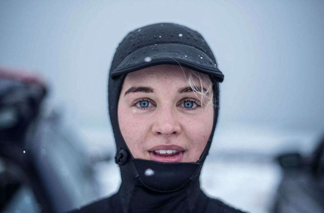 在白雪中伴着极光闪烁冲个浪，是种怎样的新奇体验？