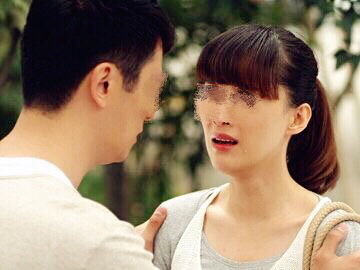 我车祸瘫痪，老公坚持照顾，听到他在打电话，我紧紧捂住嘴巴