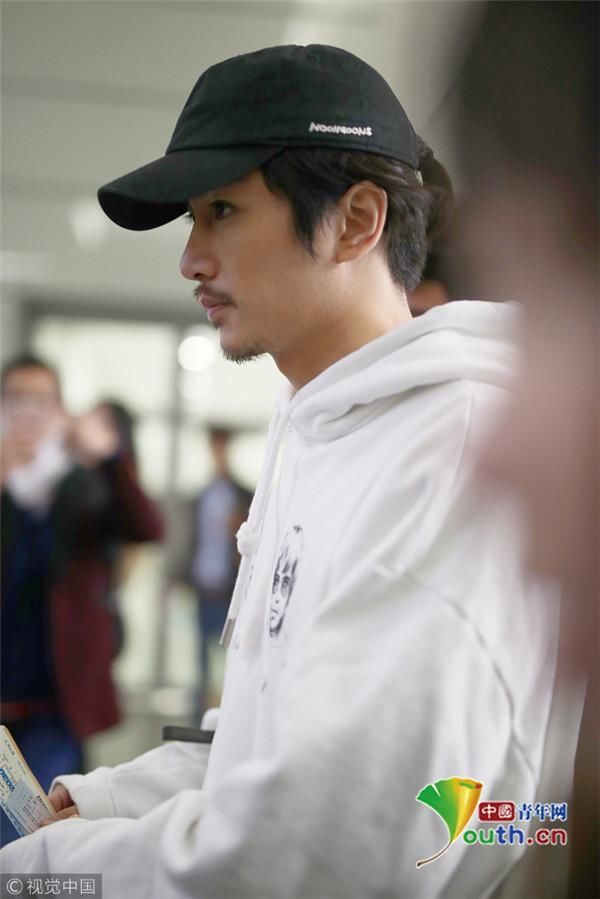 侧颜杀!陈晓扎小辫子配性感胡须 大步流星气场