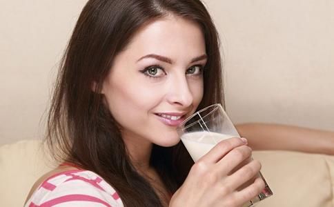 听说在晚上睡觉前喝杯热牛奶对身体好,熬夜喝