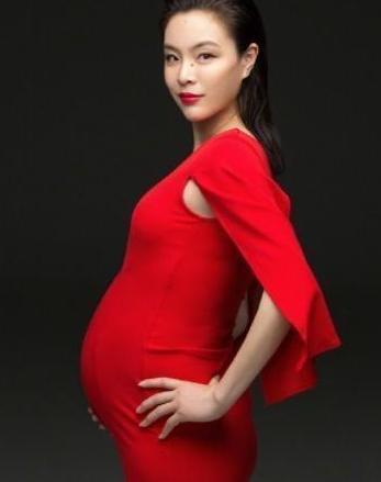 奥运冠军吴敏霞现状:怀孕7个月拍水下写真,美